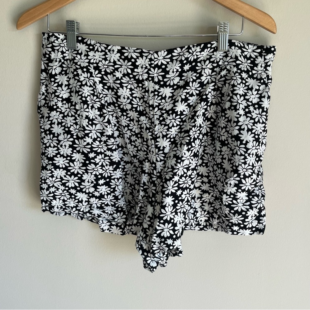 LOFT Women's Black and White Floral Print Short Elastic Waist at Back Size Large